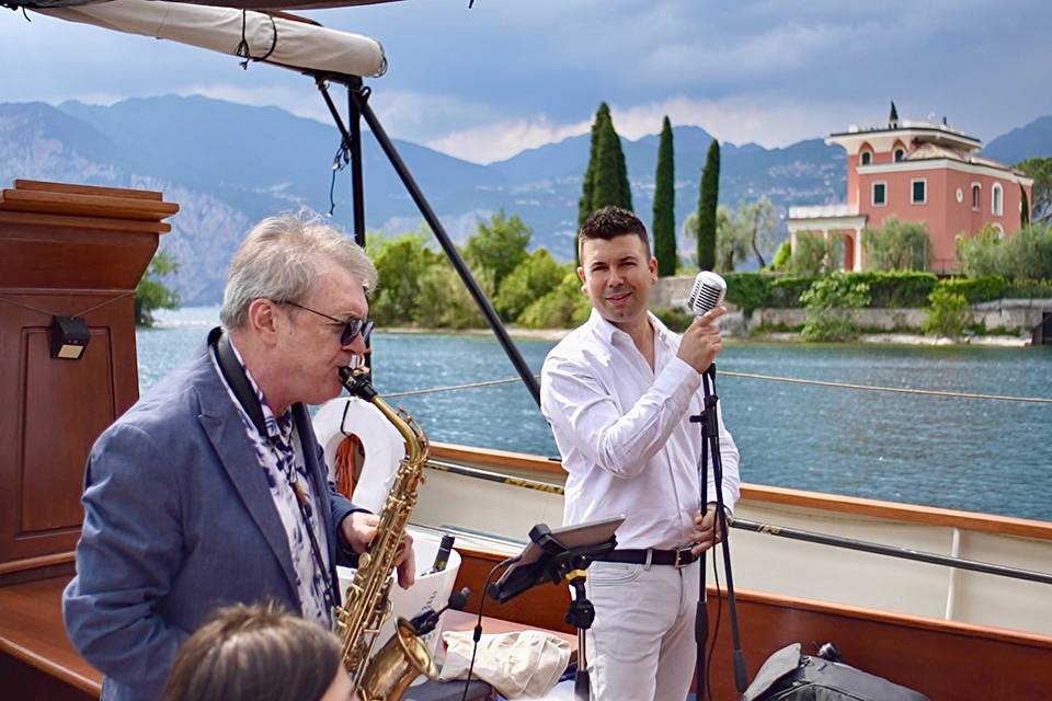 Sax e voce su barca lago garda