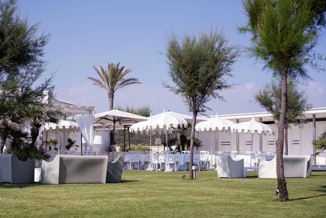 Confettata luminosa ed elegante di un matrimonio in spiaggia a Napoli -  Sohal