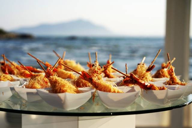 Confettata luminosa ed elegante di un matrimonio in spiaggia a Napoli -  Sohal