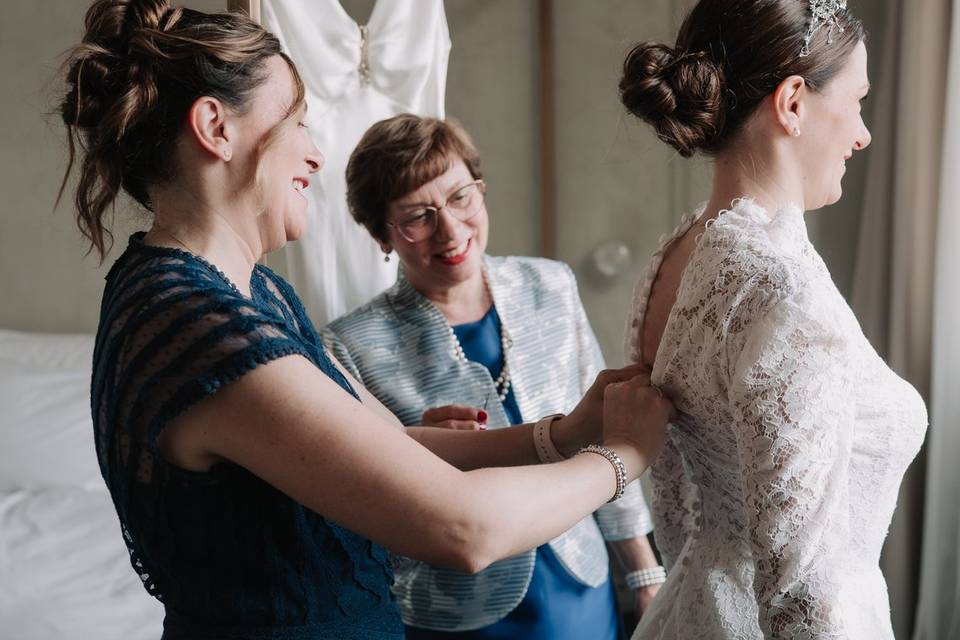 La sposa con madre e sorella