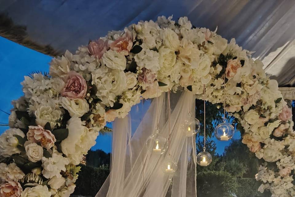 Dettaglio arco di fiori