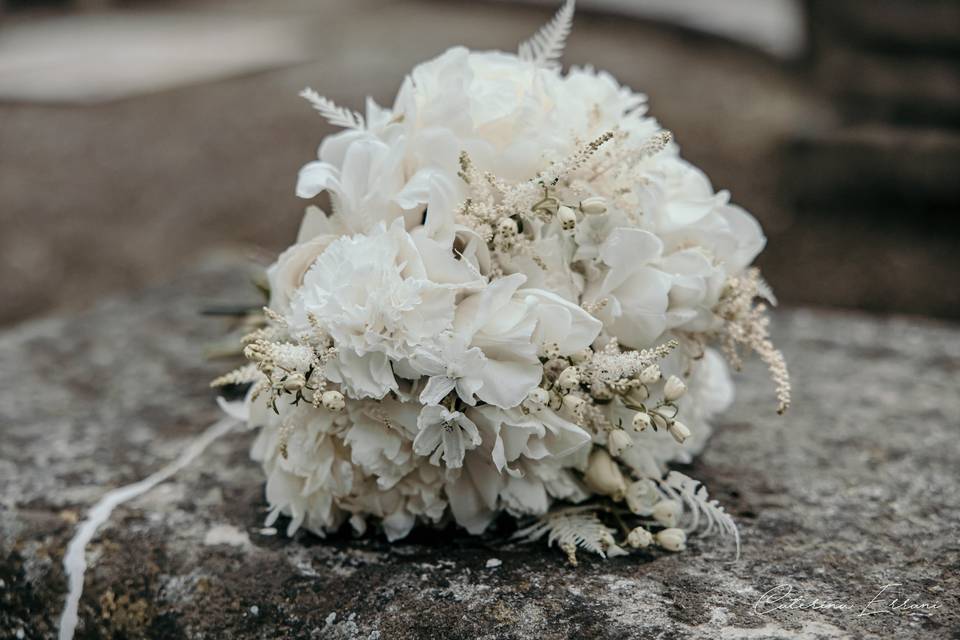 Bouquet, romantico fiori biani