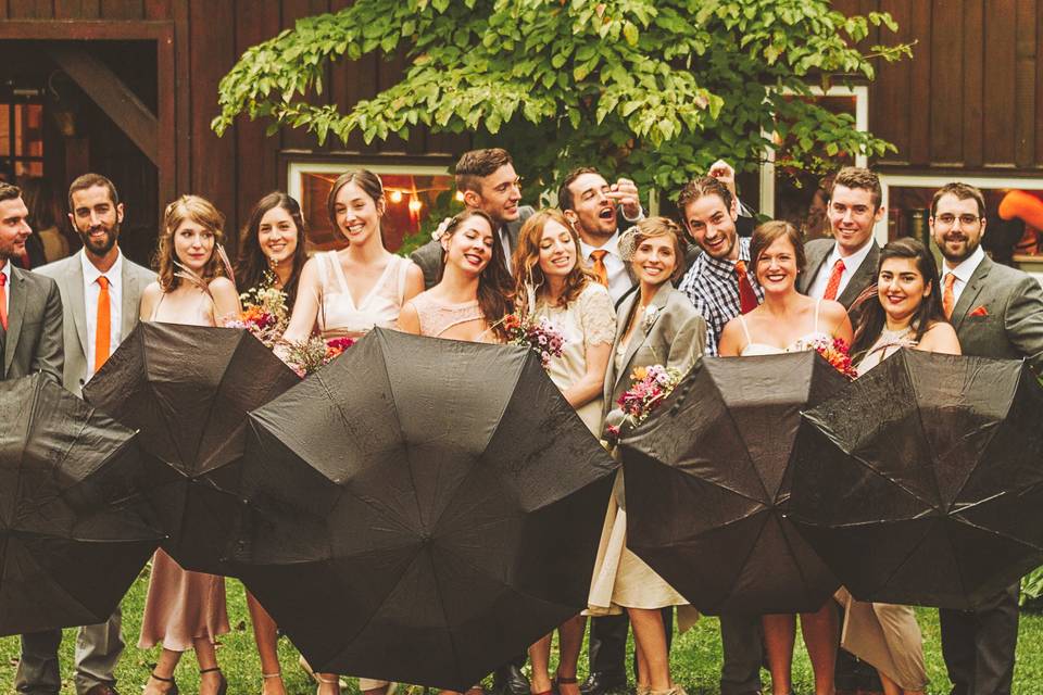 Foto di gruppo sotto la pioggi