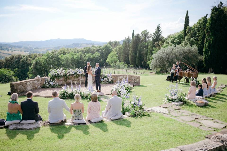 Intimate ceremony in Tuscany