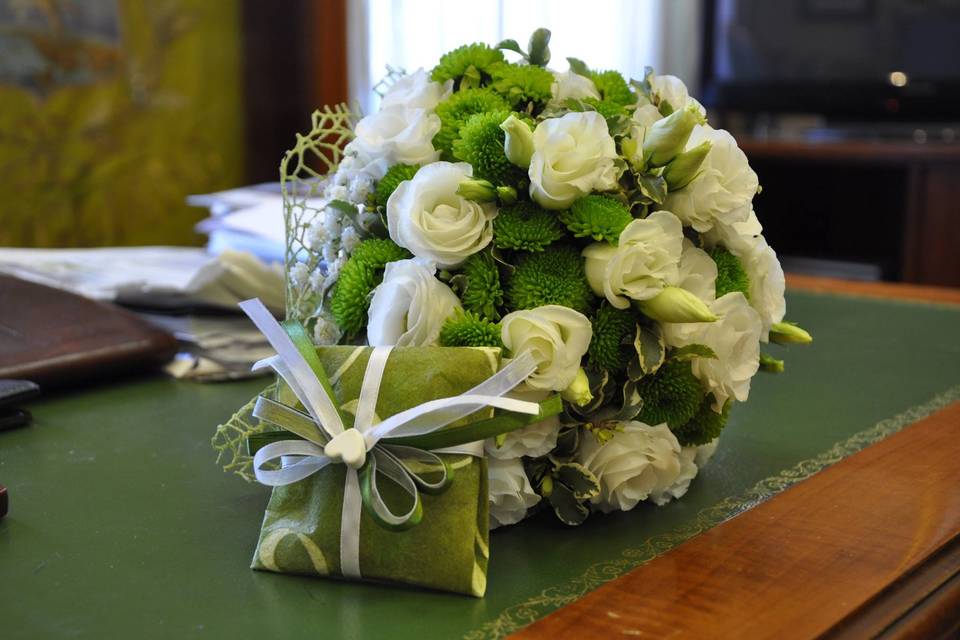 Bouquet fiori bianchi e verdi