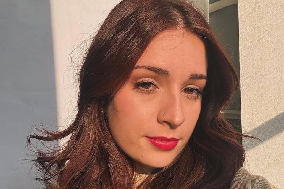 Make-up nude e rossetto rosso