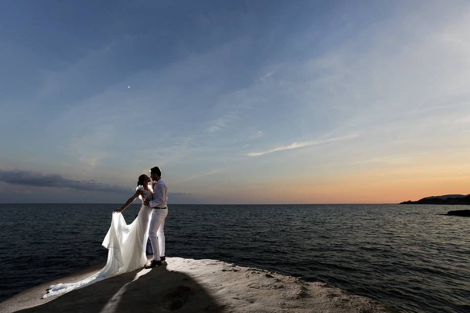 Sposi al tramonto sul mare