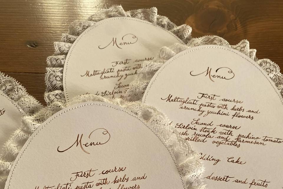 Menu’ scritto a mano con pizzo