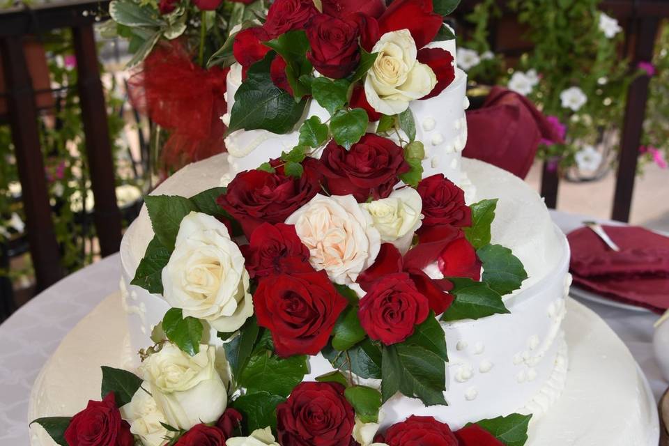 Torta ricoperta di rose rosse