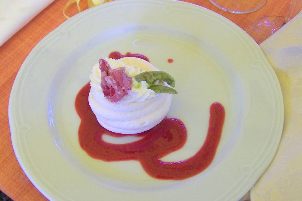 porzione di torta nuziale (cestino di meringa con panna chantilly alla rosa candita)