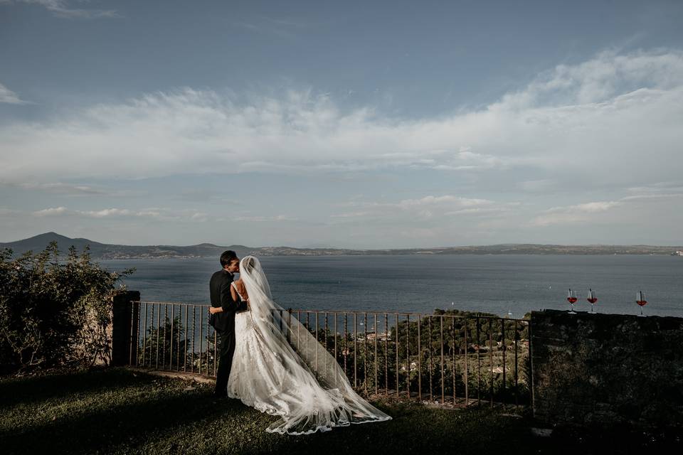 Sposi con la vista del lago