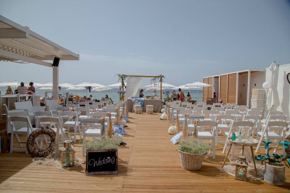 Allestimento rito in spiaggia