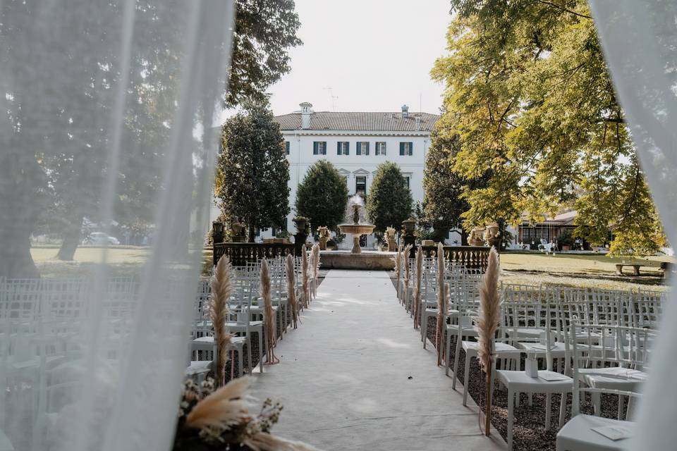 Cerimonia fronte villa