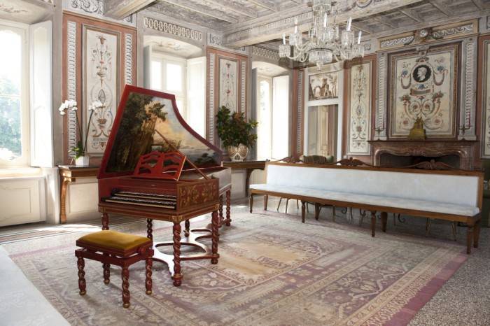 Il salone con affreschi del '700