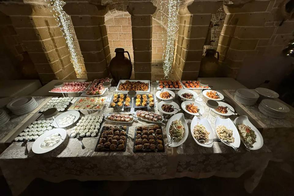 Il buffet degli antipasti sul tavolo in pietra