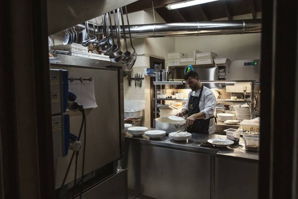 Lo chef al lavoro nella cucina interna