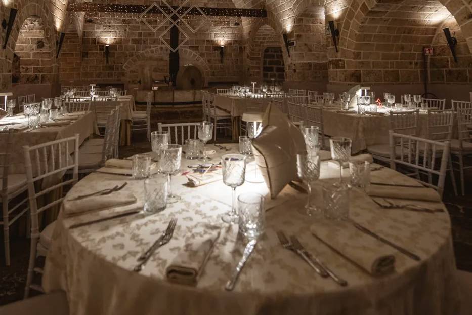 Tavolo rotondo sotto il lampadario di cristallo