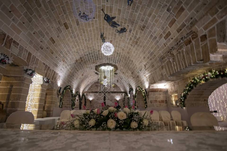 Il tavolo degli sposi con i fiori bianchi e rosa