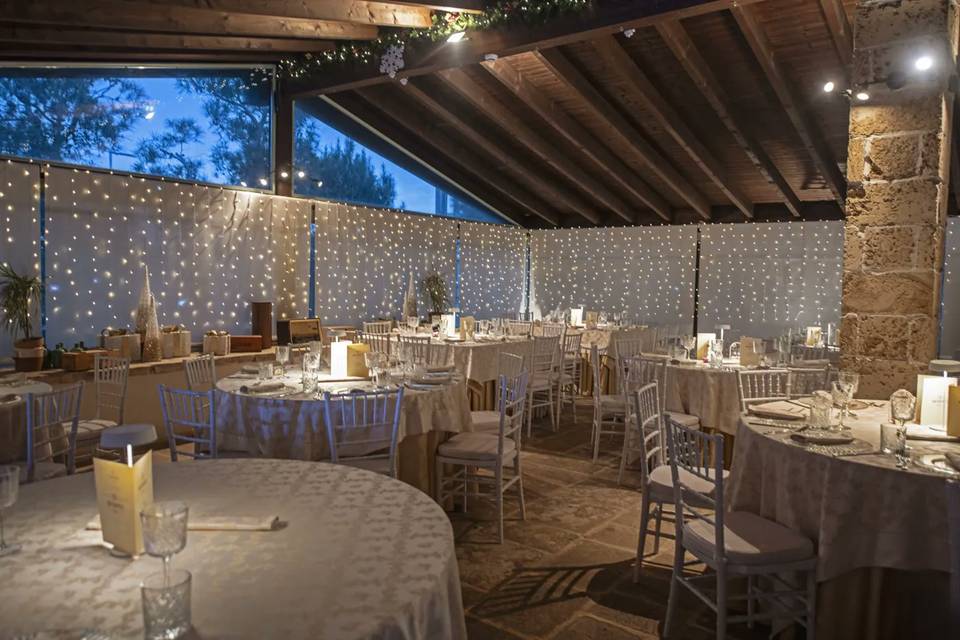 La veranda coperta allestita