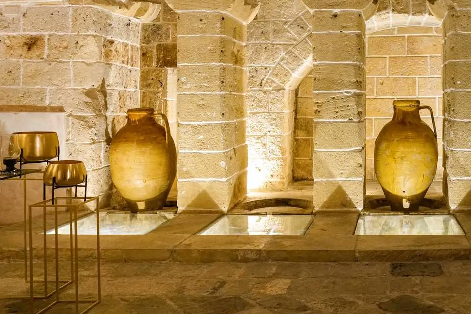 Le anfore illuminate nelle nicchie in pietra leccese