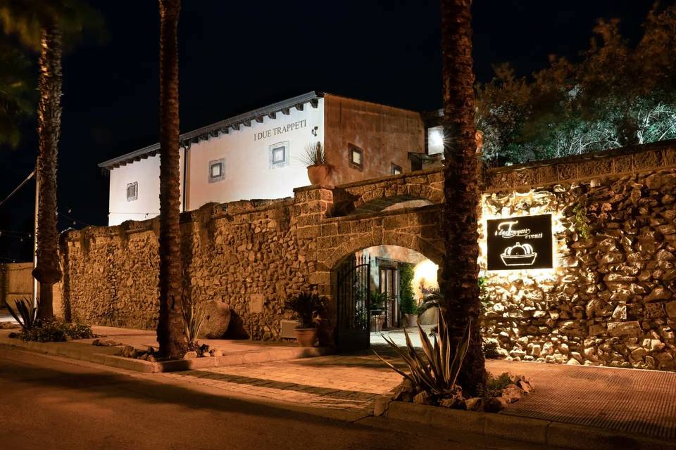 La facciata illuminata di notte