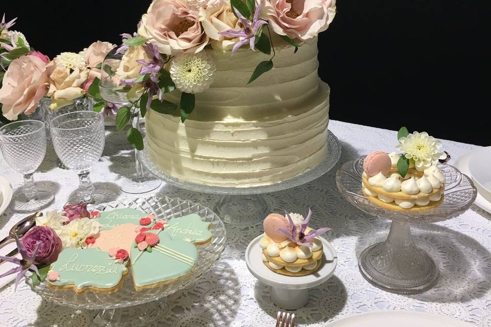 Torta a piani con fiori