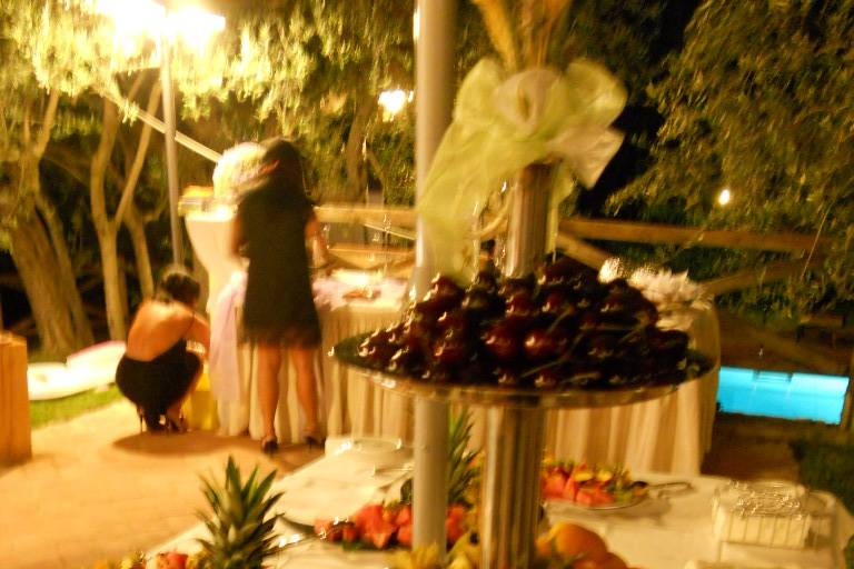 Buffet di frutta sul terrazzo in piscina