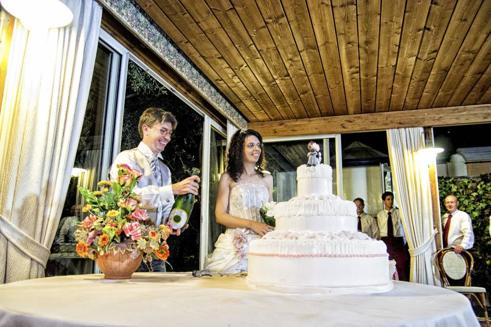 Taglio della torta in veranda