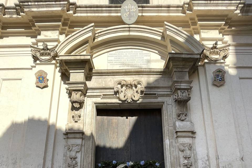 Esterno chiesa ortensie,pampas