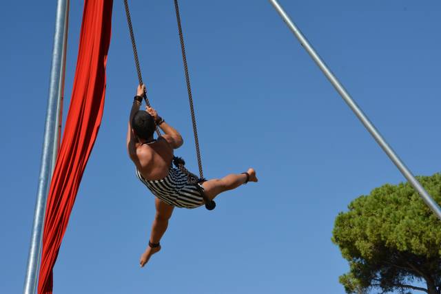 Esibizione di trapezio aereo