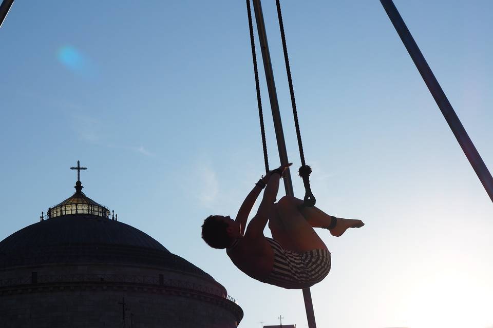 Esibizione di trapezio aereo