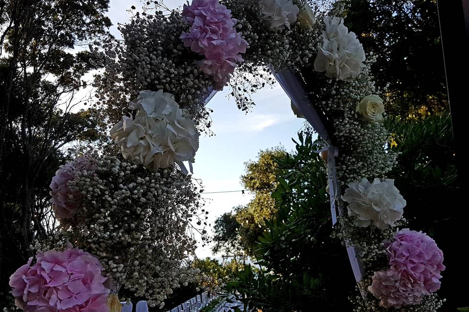 Arco fiorito con ortensie