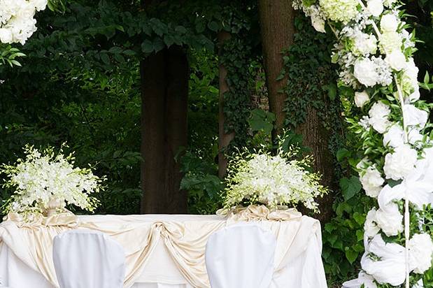 Arco prezioso con rose bianche