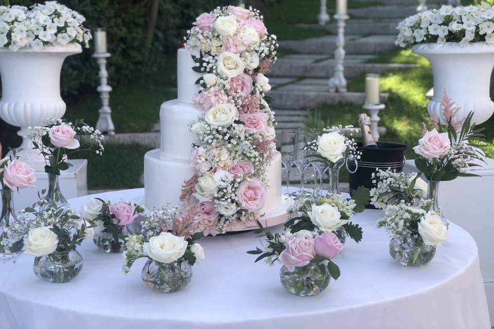 Torta con cascata fiori