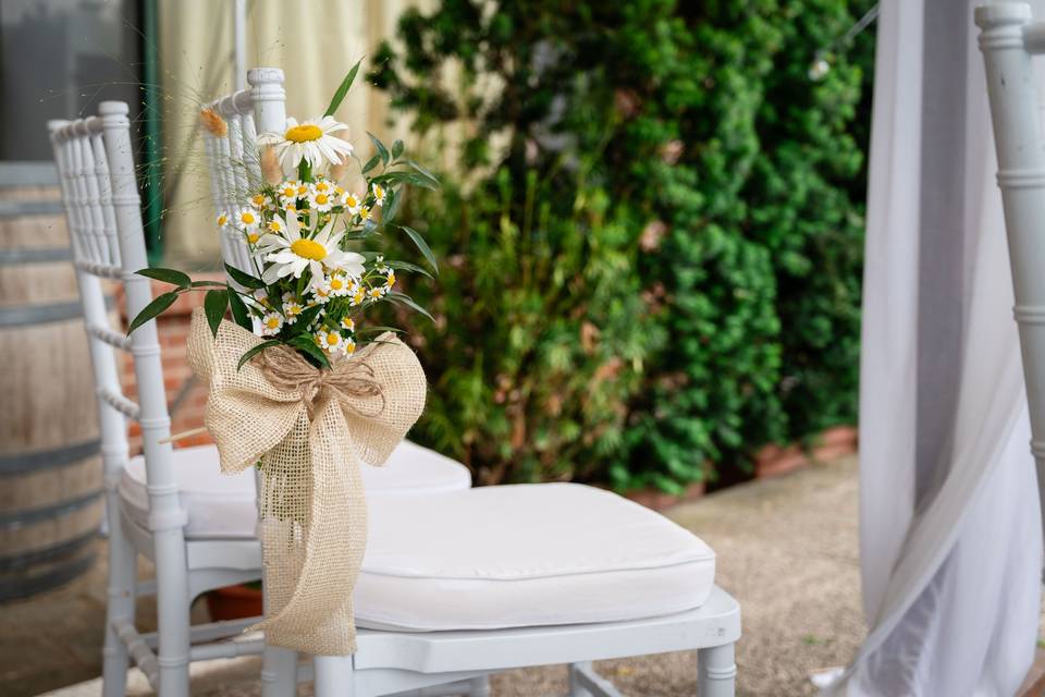 Daveli Dreams & Eventsdecorazione_sedia_margherite_sacco