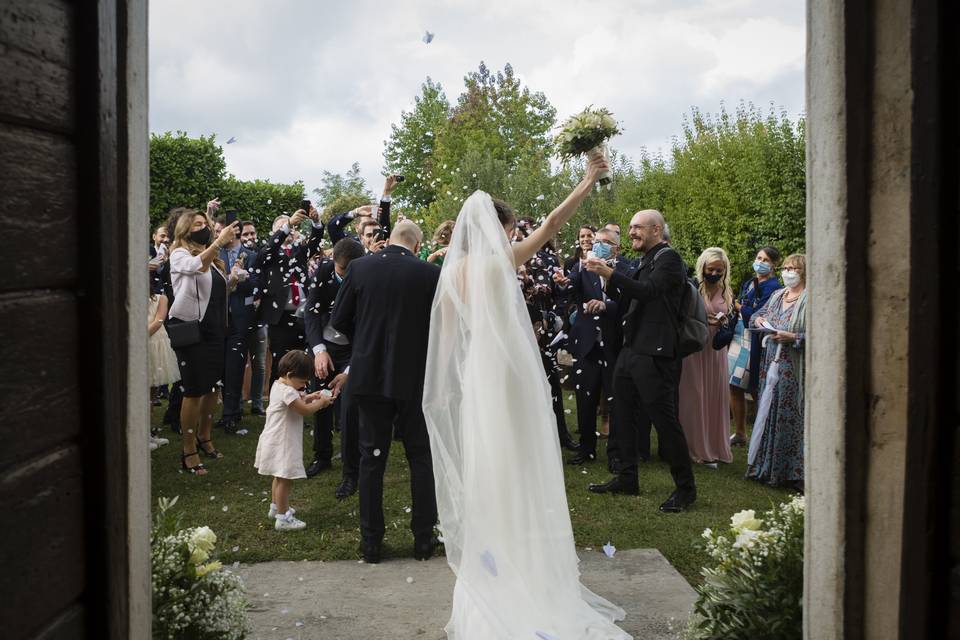 Gli sposi, il riso e i sorrisi