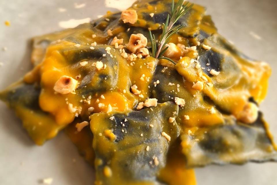 Ravioli al carbone vegetale