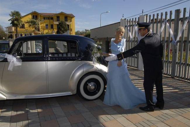 Foto matrimonio: l'autista apre la porta alla sposa