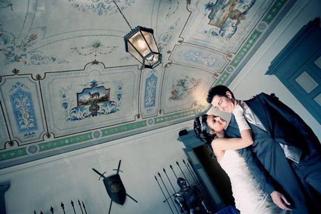 Foto matrimonio: gli sposi posano nel castello