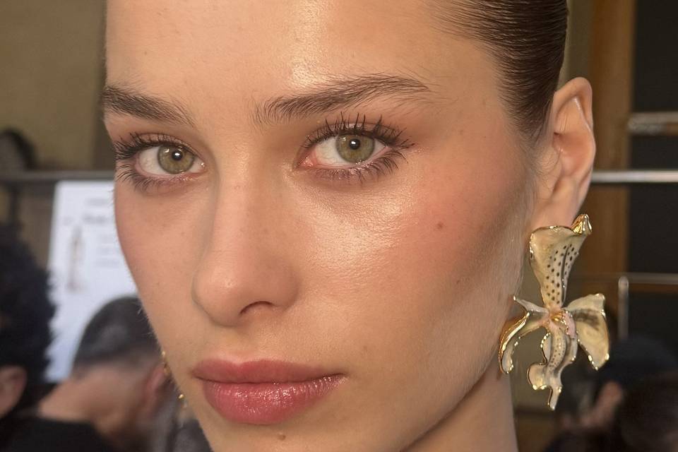 CLOSE-UP