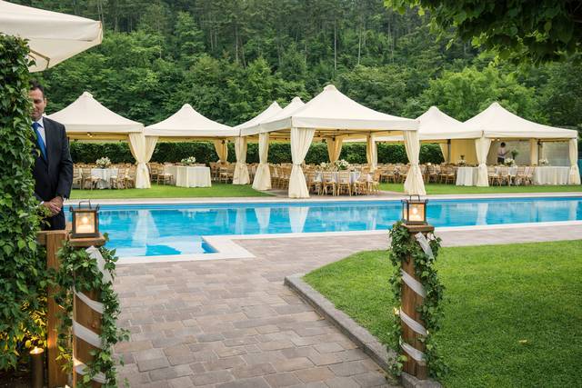 Allestimento a boro piscina