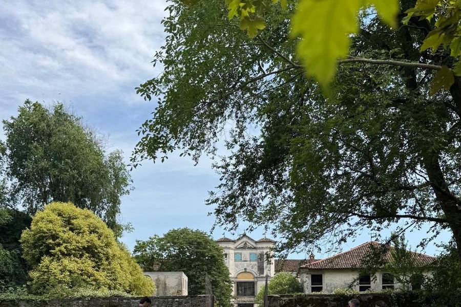 Cerimonia simbolica in villa