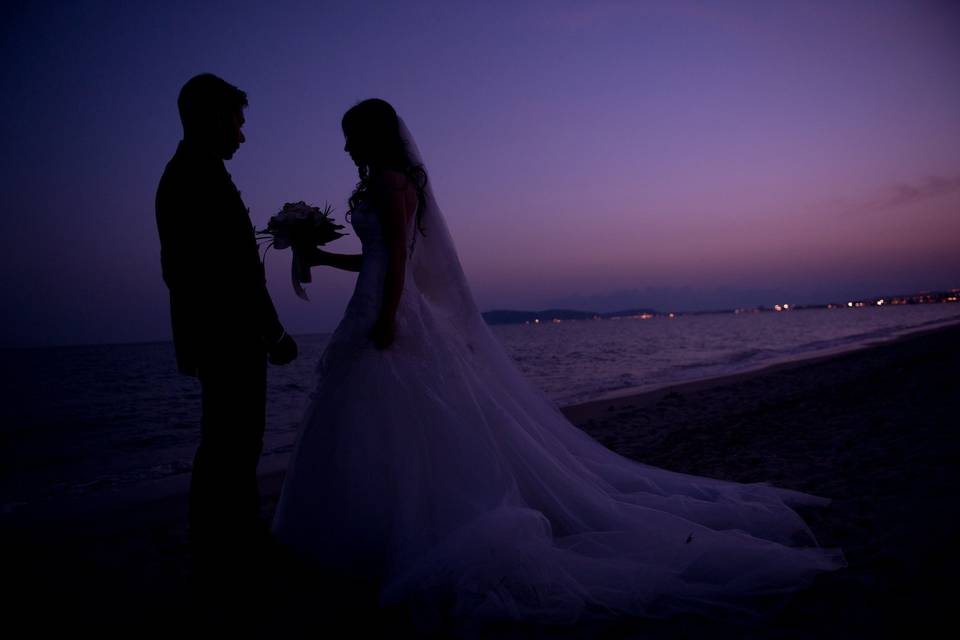 Sposi in spiaggia tramonto