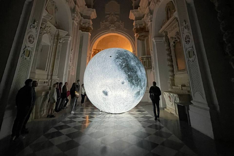 Luna installazione luminosa