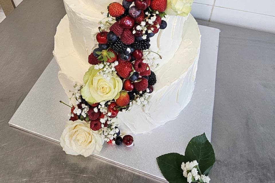 Cascata di rose e frutti rossi