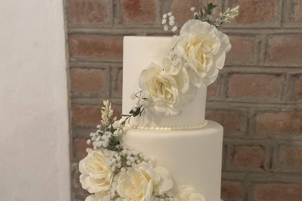 Pasta di zucchero e rose bianc