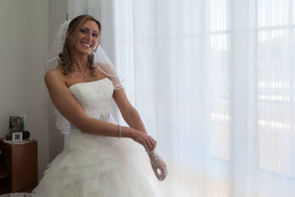 La sposa indossa i guanti