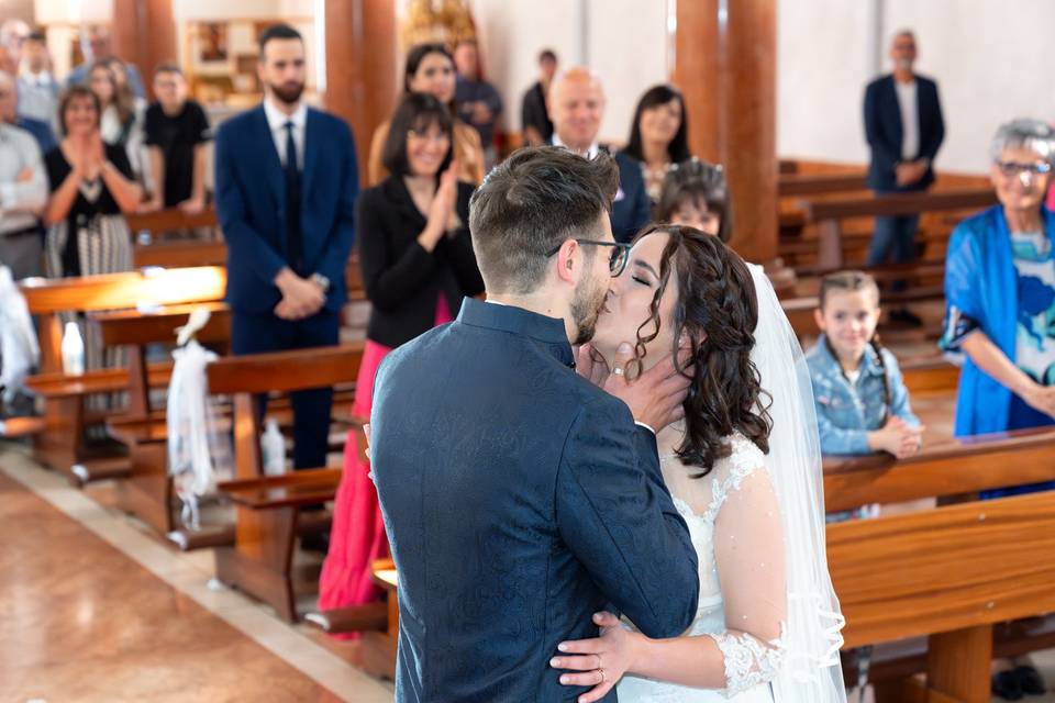 Bacio in chiesa Bevilacqua