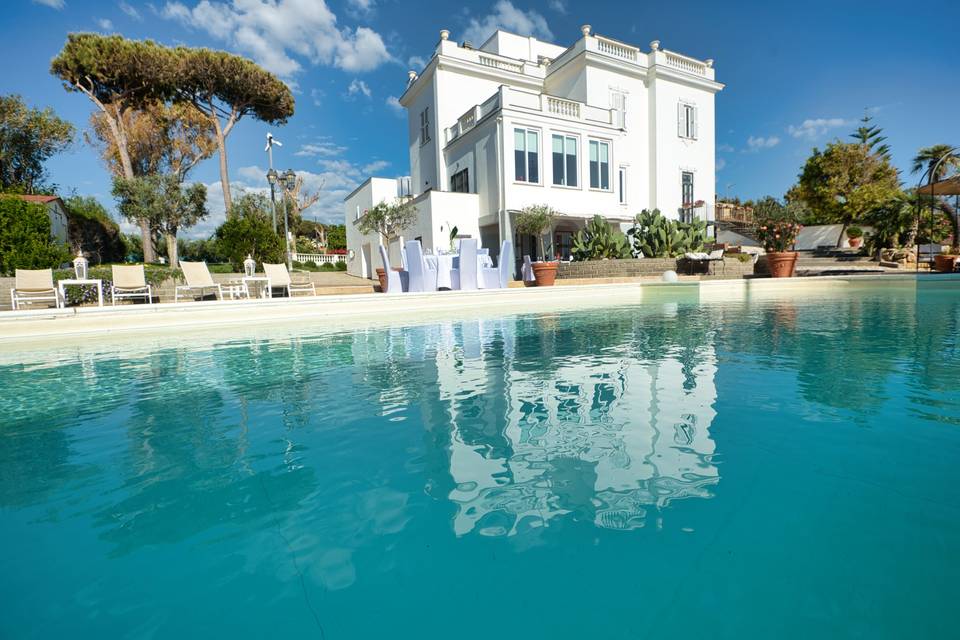 Esterno villa lato piscina