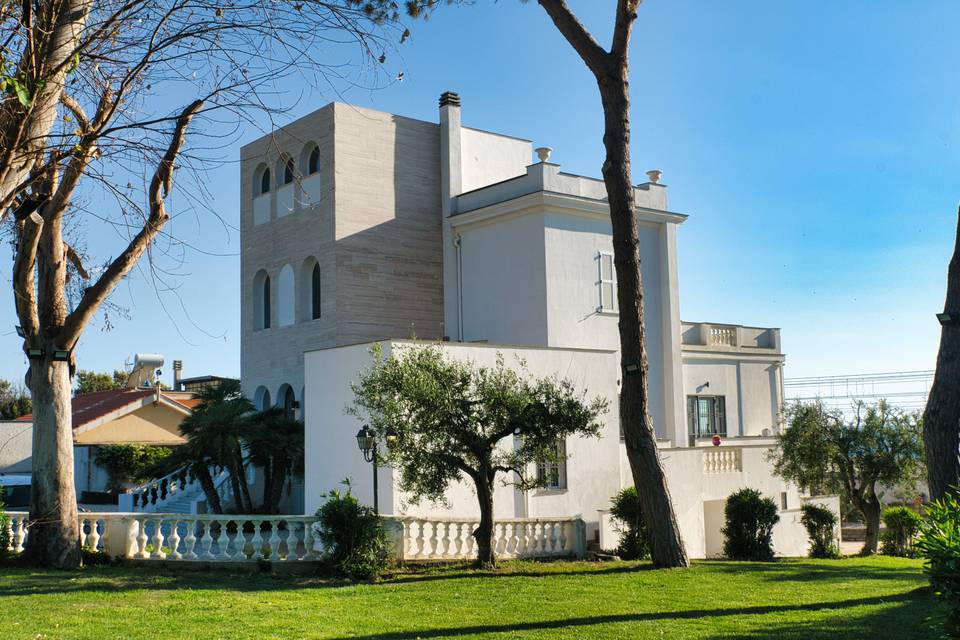 Esterno villa lato giardino